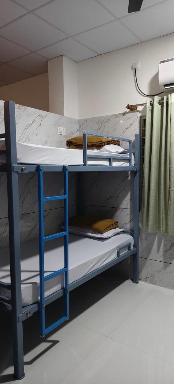 V R S Luxury Ac Dormitory Mysore Exterior photo